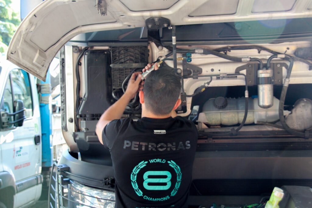 Mecánico realizando diagnosis electrónica en Madrid a un camión